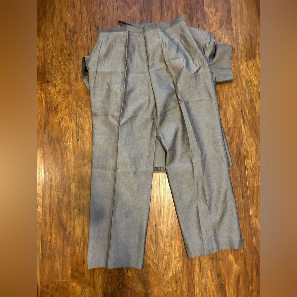 Two Piece Pantsuit in Gray Women’s Size 14 Petite - Picture 9 of 16